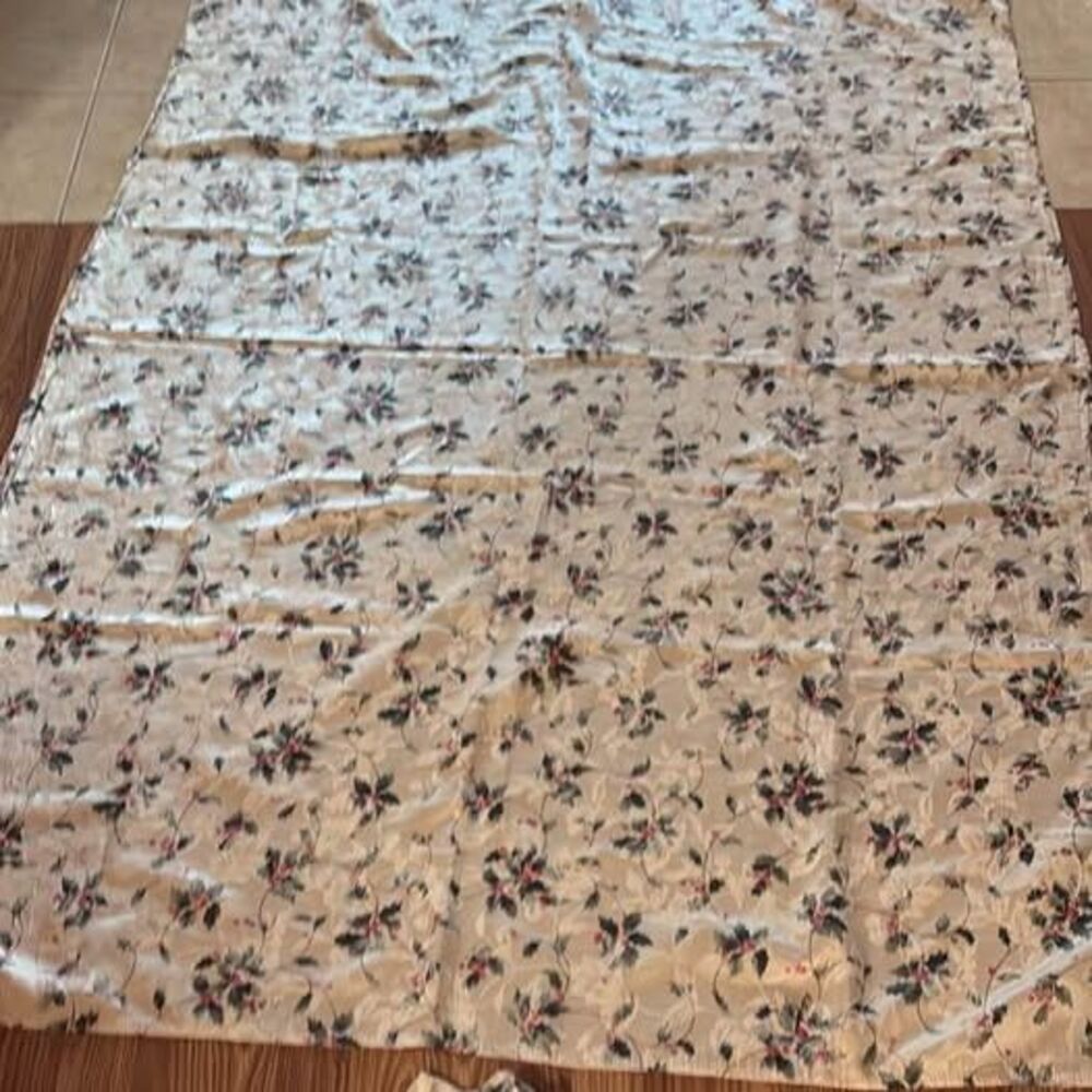 Set of 2 Holly and Berry Pattern tablecloths